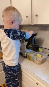 Making juice from fruit and vegetable scraps